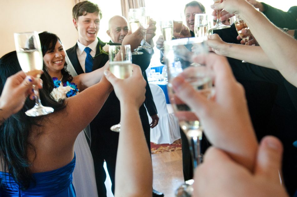 wedding-couple-raise-a-glass-Tips-for-an-Amazing-Wedding-Toast