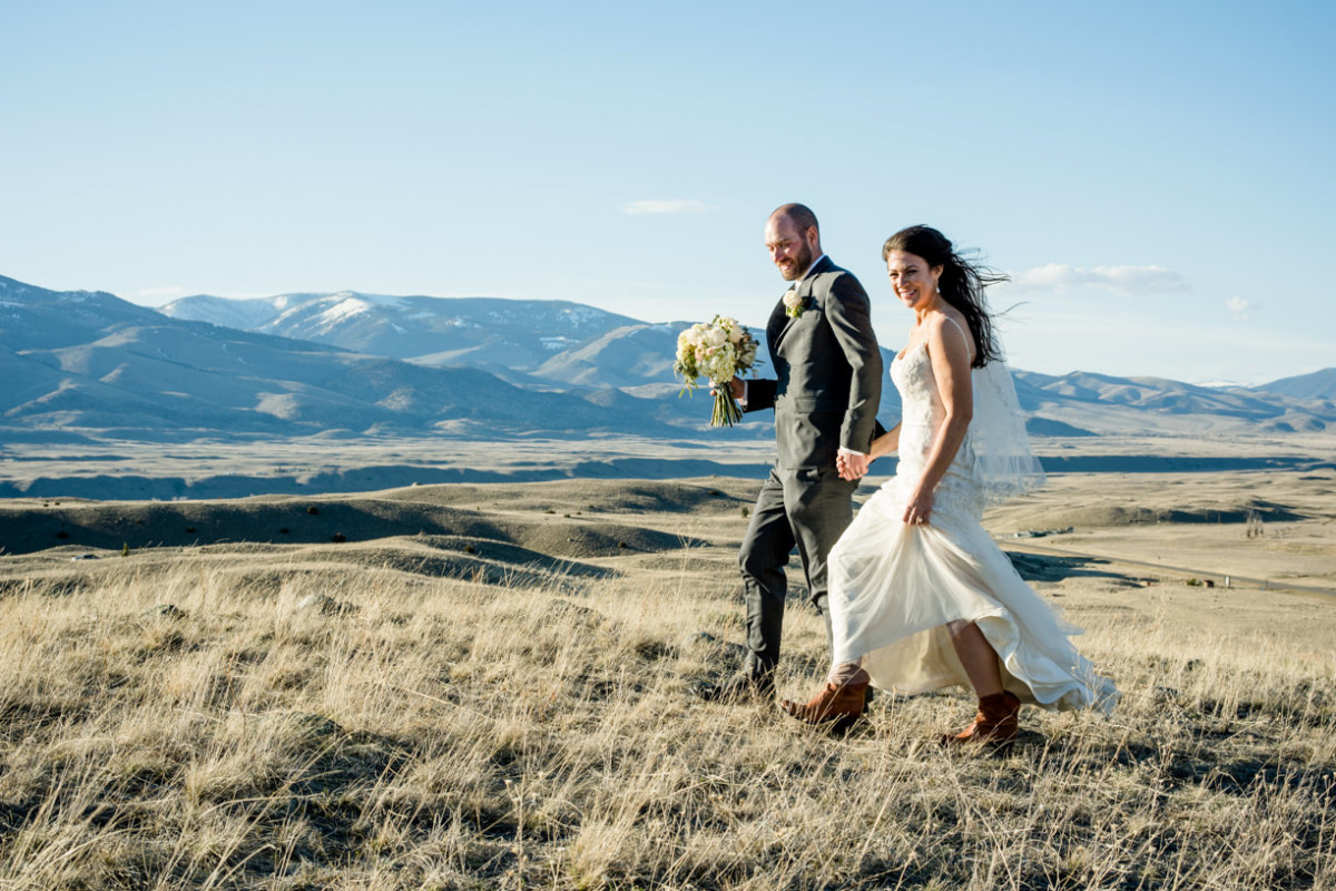 wedding-couple-walk-in-paradise-valley-Best-of-2016-wedding