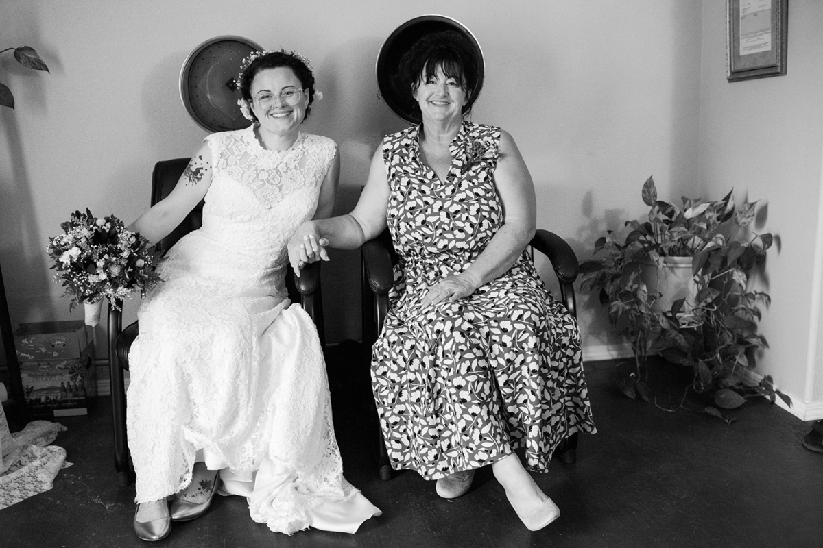 bride-sits-with-mother-during-Murrieta-California-Wedding