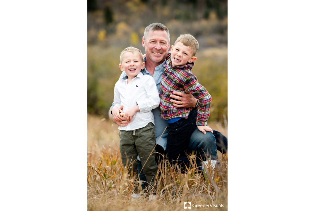 Father-smiles-with-his-sons-during-Triple-Tree-Trail-Family-Portrait