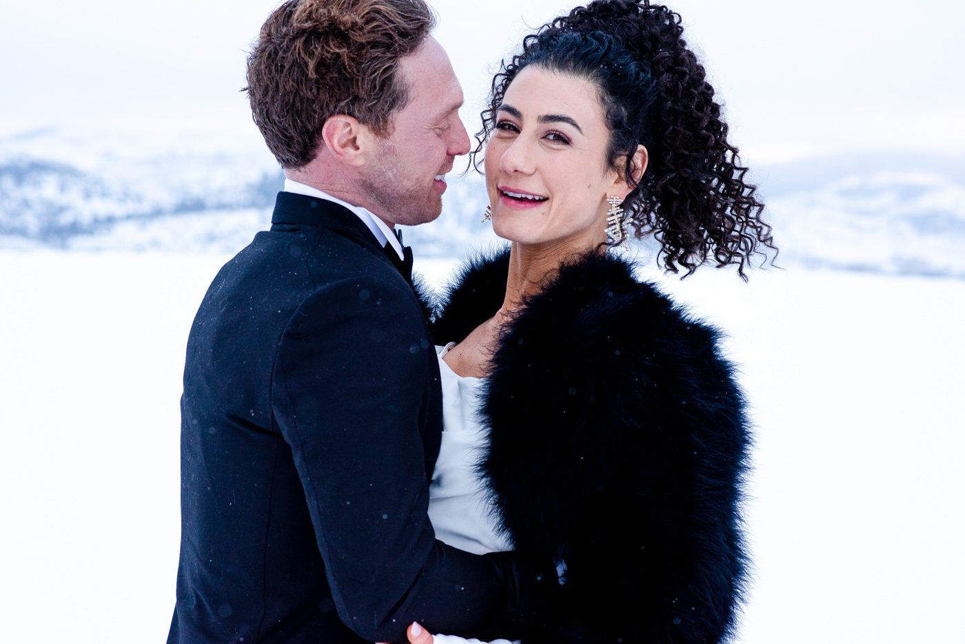 Wedding-Couple-portrait-in-snowy-field