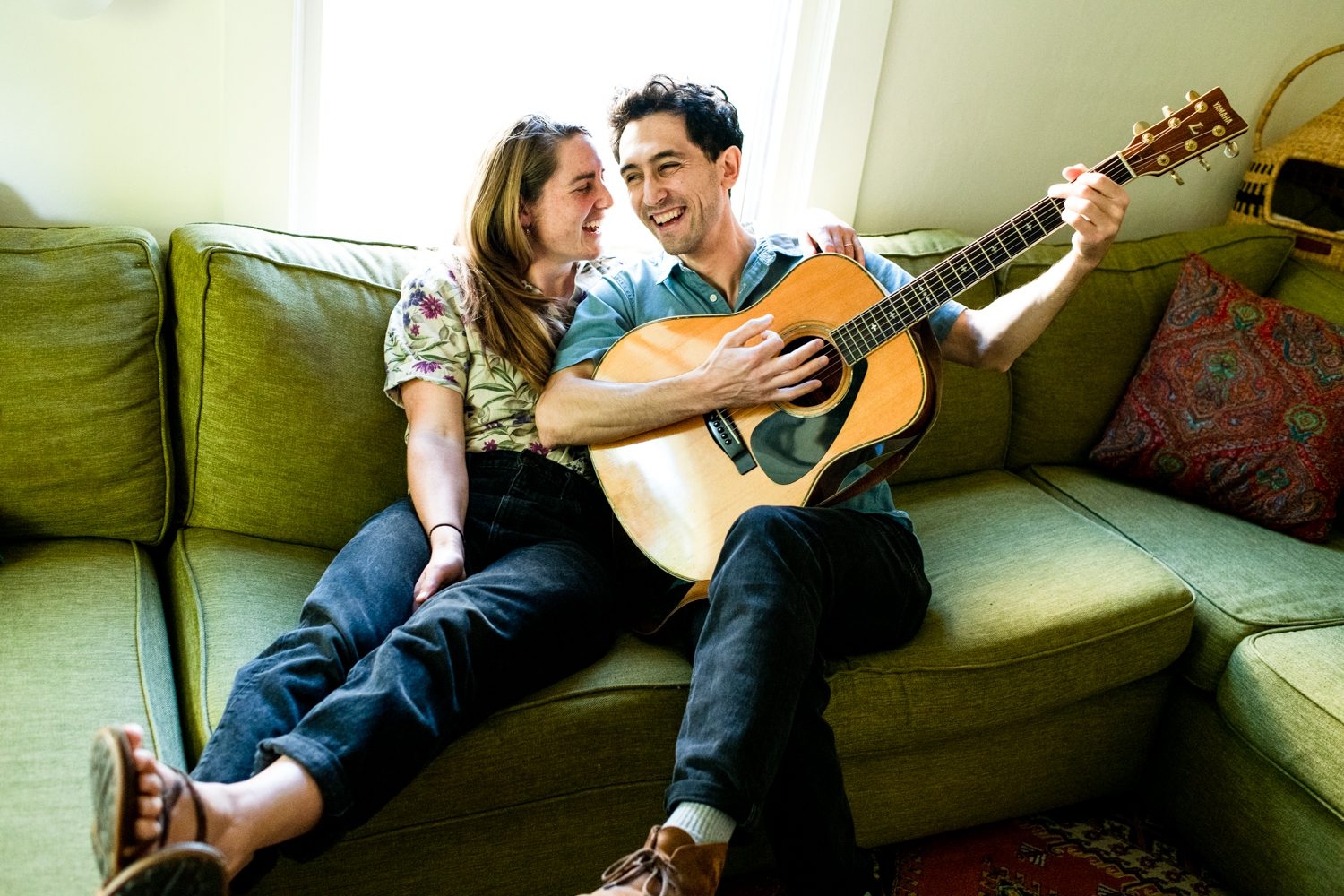 Guitar-Serenade-Portland-Oregon-Destination-Couples-Portrait-Greener-Visuals