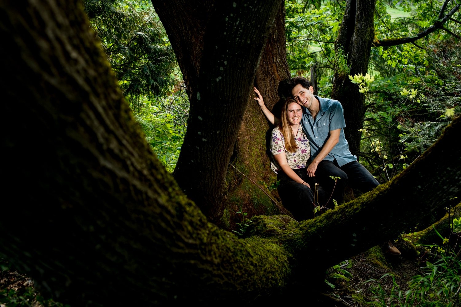 Tree-Embrace-Portland-Oregon-Destination-Couples-Portrait-Greener-Visuals