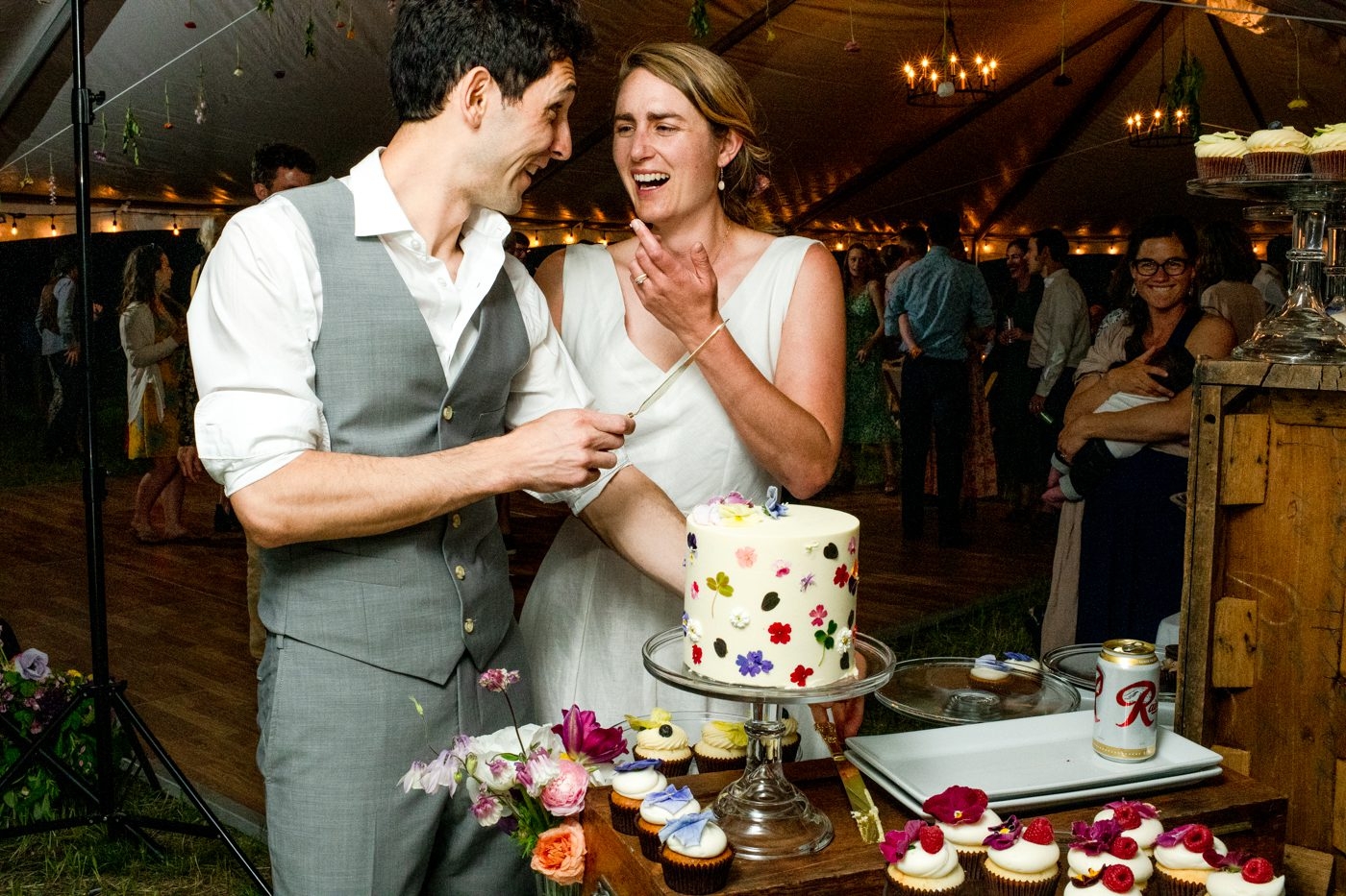 cake-cutting-belgrade-wedding-couple