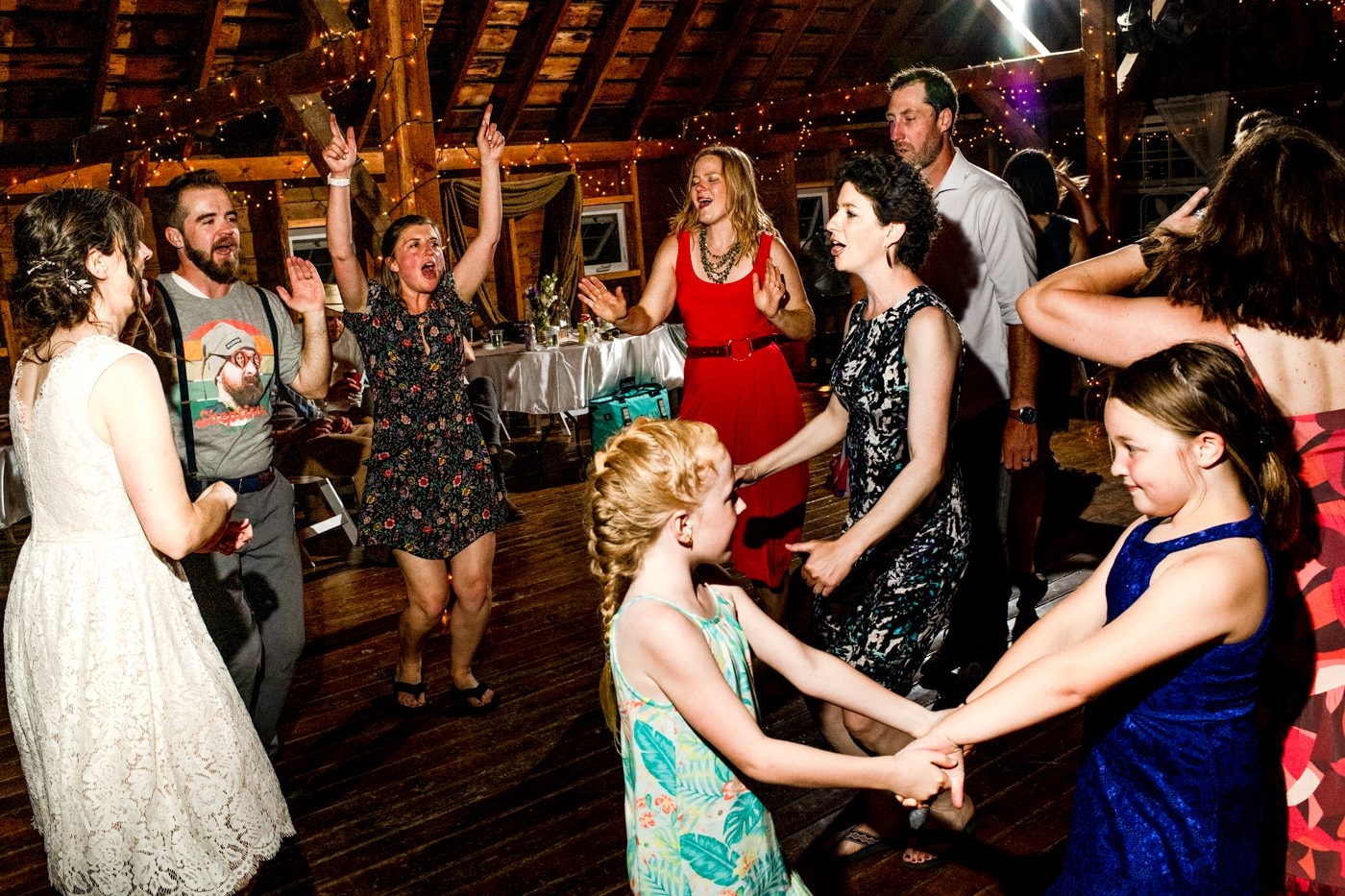Roys-Barn-Wedding-Reception-Guests-Dancing