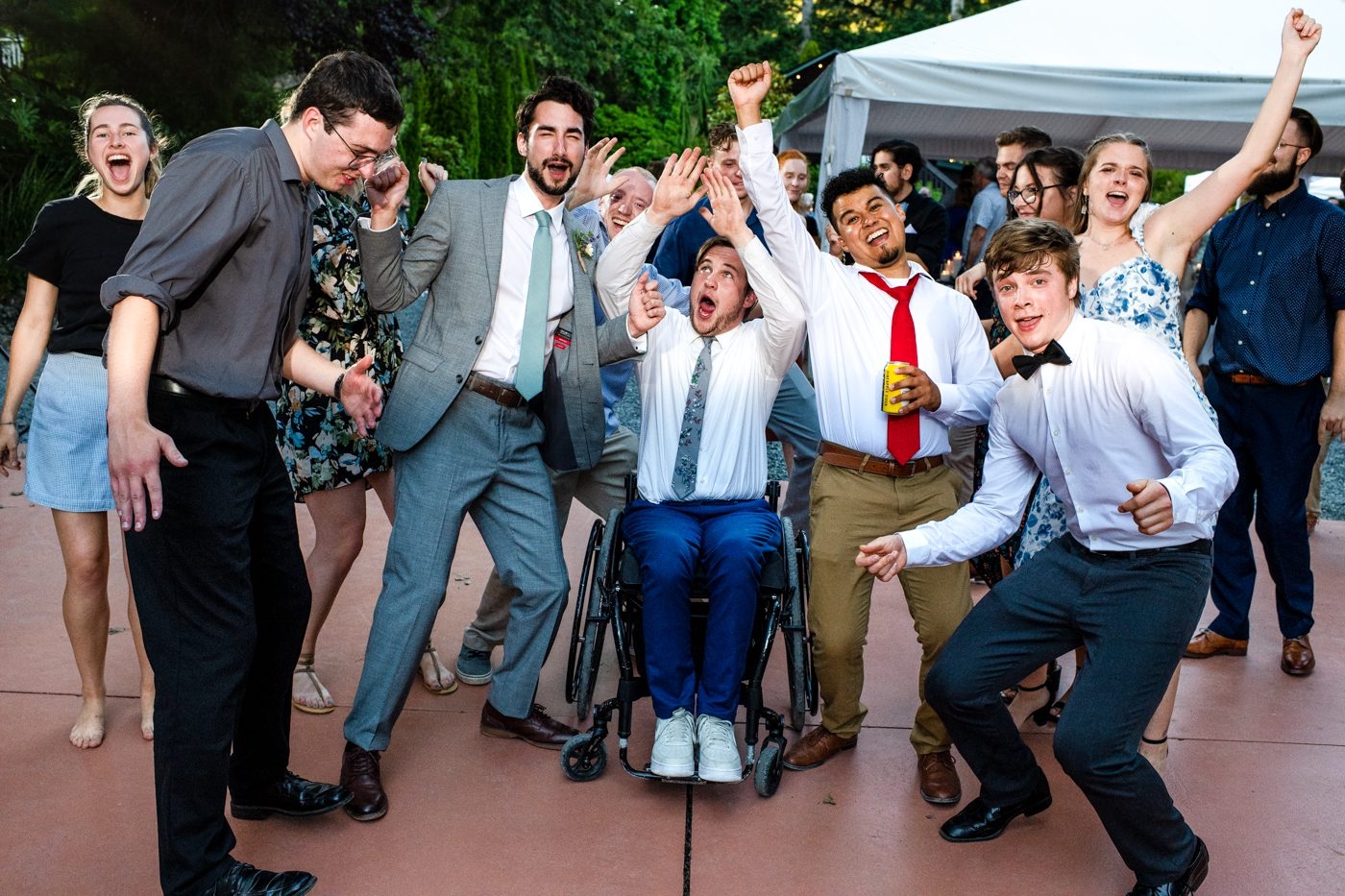 wedding-guests-cheer-on-dancefloor