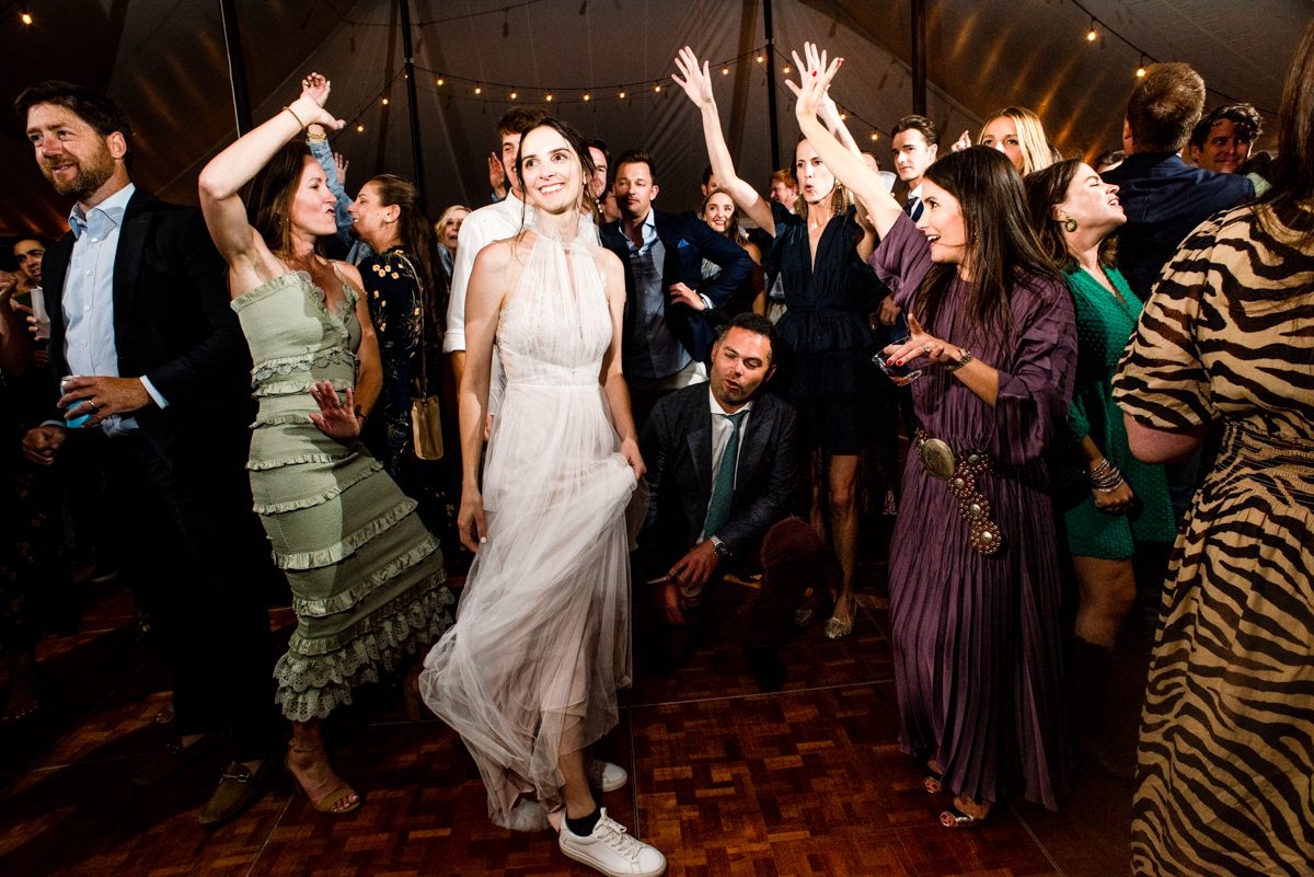 Bride-Surrounded-by-Guests-Dancefloor