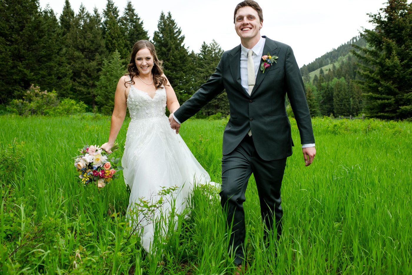 Couple-walk-through-green-grass-at-The-Woodlands-Cottonwood-Canyon