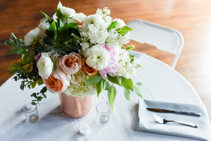 Flower-table-setting-at-Big-Yellow-Barn-wedding