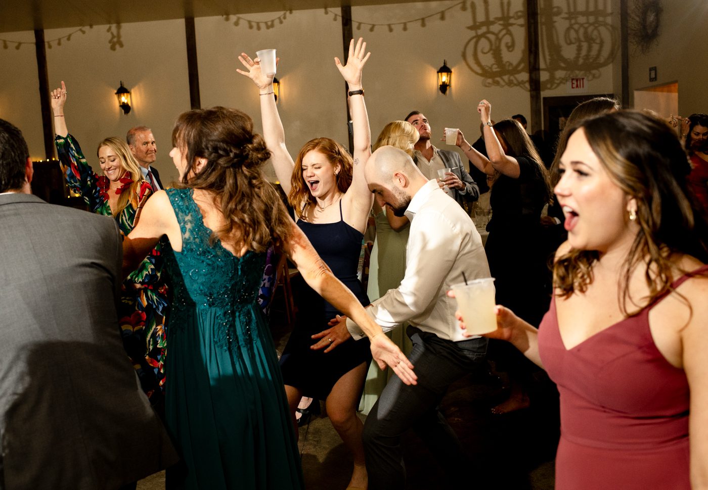 hands-up-singing-wedding-guest-The-Woodlands-at-Cottonwood-Canyon