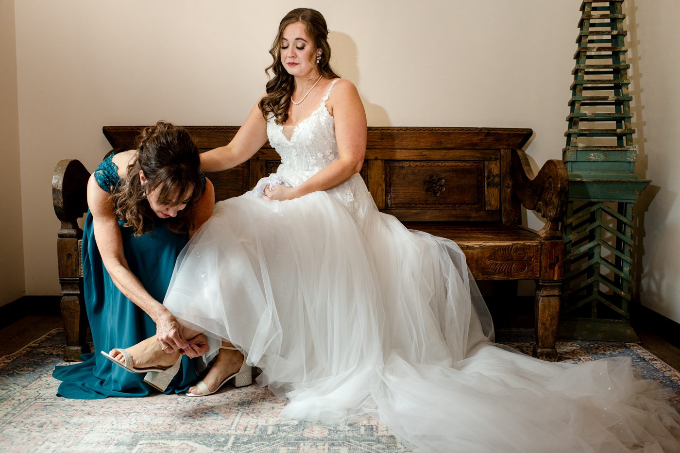 mother-helps-bride-with-shoes-The-Woodlands-at-Cottonwood-Canyon