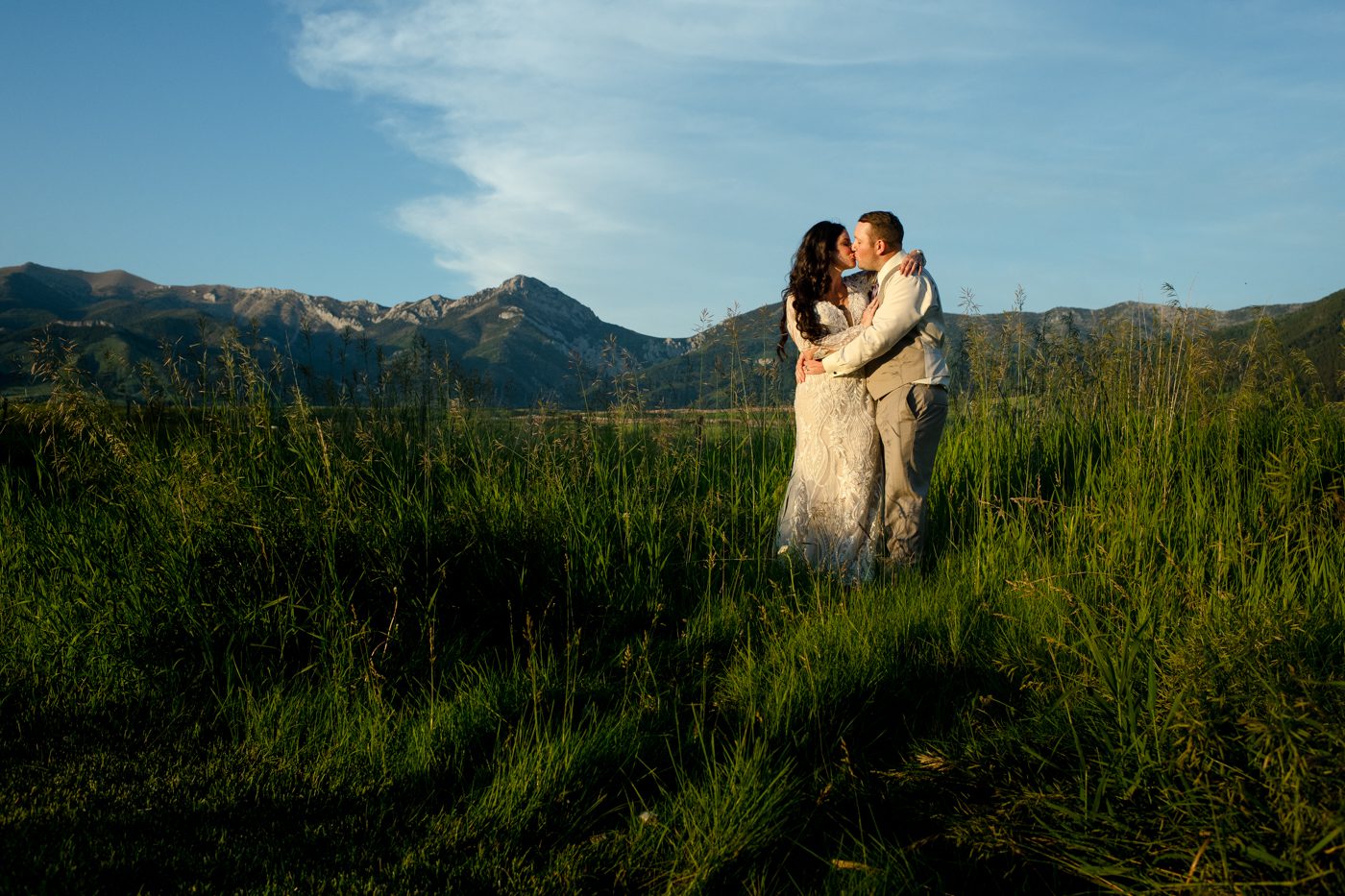 Bridger-mountain-newlywed-kiss