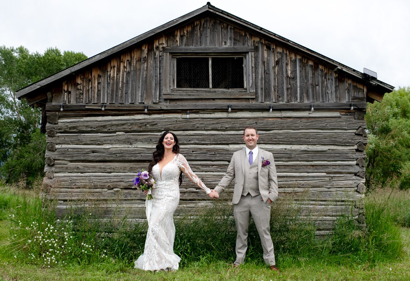 barnwood-cabin-wedding-couple-at-roys-barn