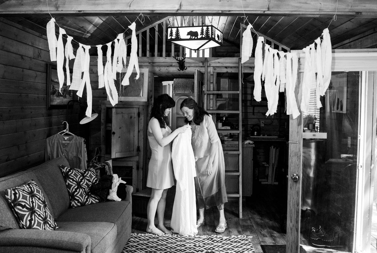 Mother-helps-bride-into-dress-at-Gallatin-River-Hideaway